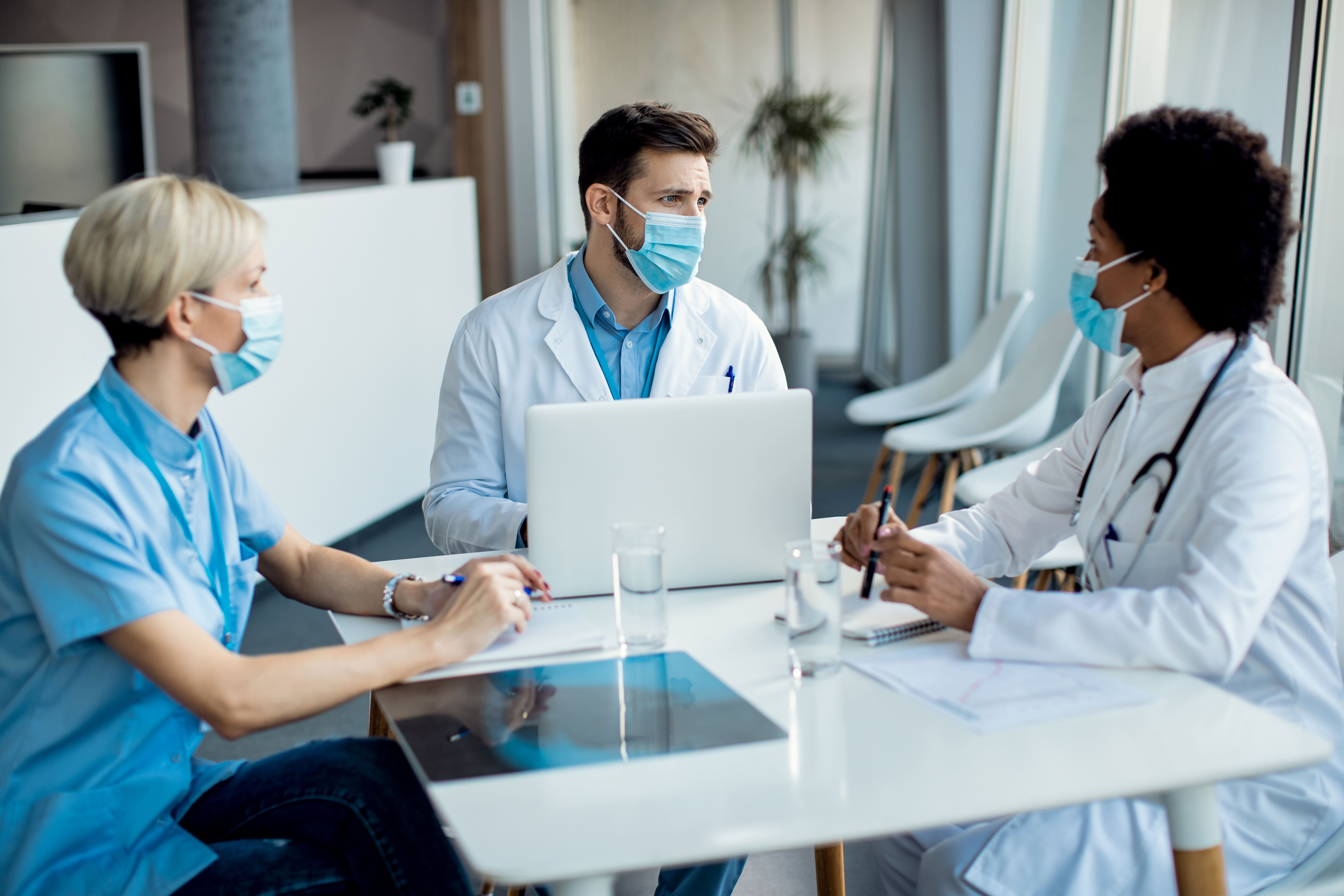 Healthcare professionals in face masks meeting in a medical clinic